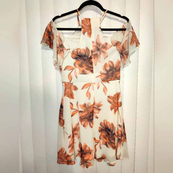 One Clothing cream colored dress with floral pattern size S - Picture 2 of 3